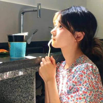 看她轻轻的飞起